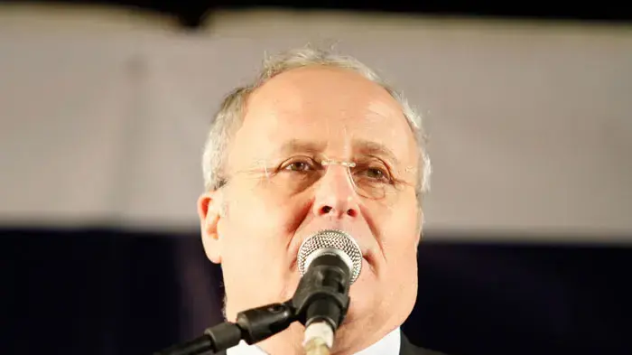 זבולון אורלב בעצרת בכיכר פריז, במסגרת מסע האלונקות בן 3 ימים כמחאה על השתמטות, ינואר 2011 זבולון אורלב בעצרת בכיכר פריז, במסגרת מסע האלונקות בן 3 ימים כמחאה על השתמטות, ינואר 2011
