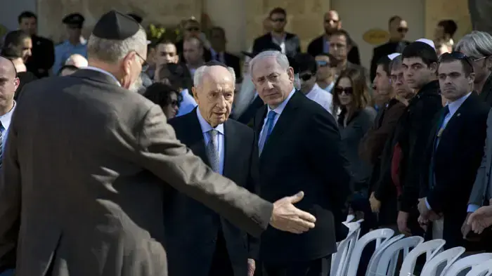 שמעון פרס עם בנימין נתניהו בטקס ההלוויה של סוניה פרס בבית העלמין בבן שמן, ינואר 2011 שמעון פרס עם בנימין נתניהו בטקס ההלוויה של סוניה פרס בבית העלמין בבן שמן, ינואר 2011