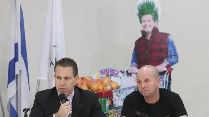שר הגנת הסביבה גלעד ארדן יחד עם טל פרידמן בפתיחת הקמפיין החדש להגנת הסביבה, ינואר 2011 שר הגנת הסביבה גלעד ארדן יחד עם טל פרידמן בפתיחת הקמפיין החדש להגנת הסביבה, ינואר 2011