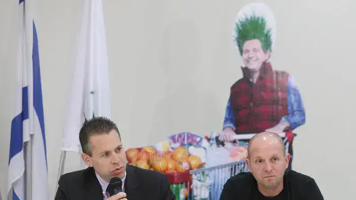 שר הגנת הסביבה גלעד ארדן יחד עם טל פרידמן בפתיחת הקמפיין החדש להגנת הסביבה, ינואר 2011 שר הגנת הסביבה גלעד ארדן יחד עם טל פרידמן בפתיחת הקמפיין החדש להגנת הסביבה, ינואר 2011