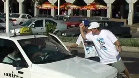 אנשי ישע מחלקים מים בתל אביב אנשי ישע מחלקים מים בתל אביב