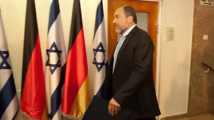 שר החוץ אביגדור ליברמן בישיבת הממשלה המשותפת עם ממשלת גרמניה, ינואר 2011 שר החוץ אביגדור ליברמן בישיבת הממשלה המשותפת עם ממשלת גרמניה, ינואר 2011