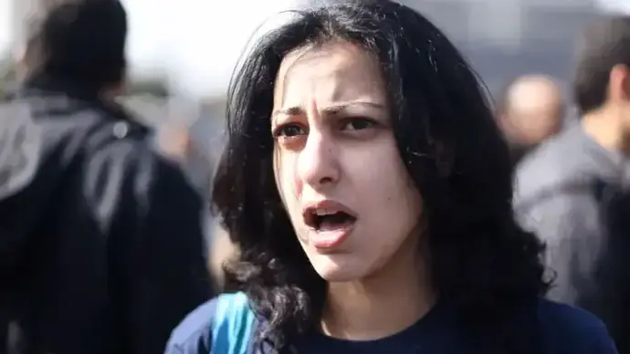 מפגינה בדרך לכיכר תחריר בקהיר מפגינה בדרך לכיכר תחריר בקהיר