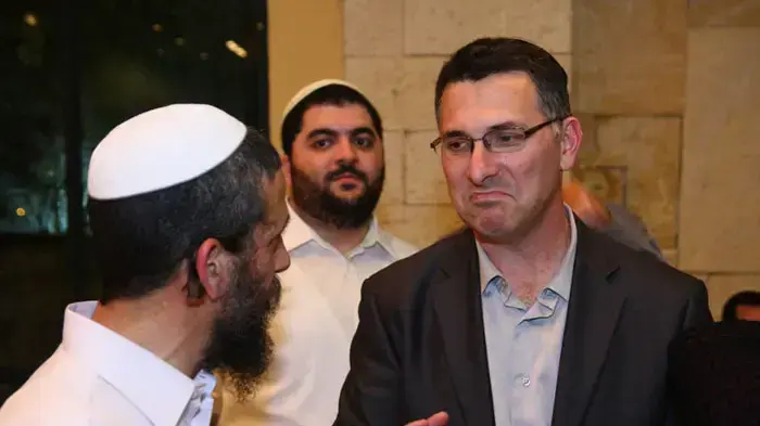 גדעון סער בחתונה של בנים של בכירים בחטיבת "מנהיגות יהודית" של משה פייגלין בליכוד, ינואר 2011 גדעון סער בחתונה של בנים של בכירים בחטיבת "מנהיגות יהודית" של משה פייגלין בליכוד, ינואר 2011