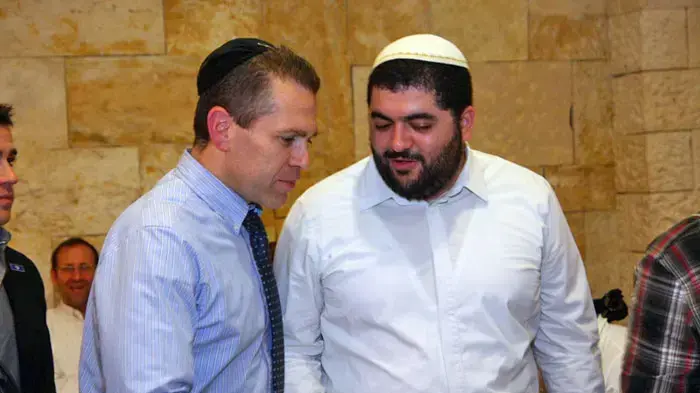 גלעד ארדן בחתונה של בנים של בכירים בחטיבת "מנהיגות יהודית" של משה פייגלין בליכוד, ינואר 2011