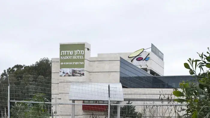 מי שתייה מצריפין שזורמים לתעלה בבית החולים אסף הרופא מי שתייה מצריפין שזורמים לתעלה בבית החולים אסף הרופא