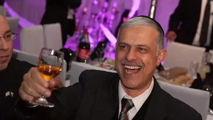 אמנון כהן בחגיגית בר המצווה של בנו של אלי ישי, ינואר 2011 אמנון כהן בחגיגית בר המצווה של בנו של אלי ישי, ינואר 2011