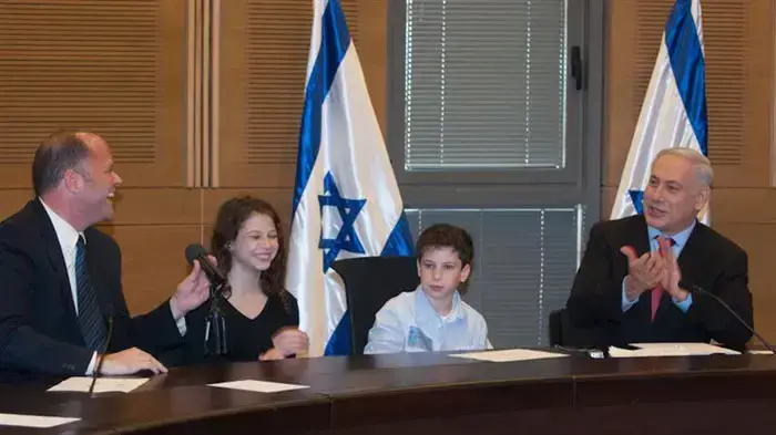 ראש הממשלה בנימין נתניהו במפגש עם הילד דניאל יובל שנפגע ממוקש ברמת הגולן, פברואר 2011 ראש הממשלה בנימין נתניהו במפגש עם הילד דניאל יובל שנפגע ממוקש ברמת הגולן, פברואר 2011