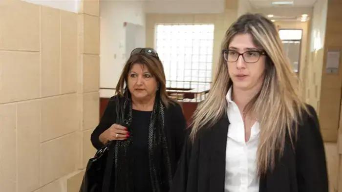 שולה זקן, במהלך מתן עדות של איריס ברק, השוטרת שחקרה את רייצ'ל ריזבי, משפט אולמרט, פברואר 2011 שולה זקן, במהלך מתן עדות של איריס ברק, השוטרת שחקרה את רייצ'ל ריזבי, משפט אולמרט, פברואר 2011