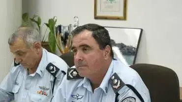 אהרונישקי במסיבת העיתונאים לאחר נסיון ההתנקשות ברוזנשטיין בלילינבלום אהרונישקי במסיבת העיתונאים לאחר נסיון ההתנקשות ברוזנשטיין בלילינבלום