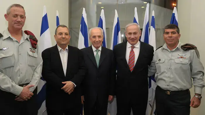נשיא המדינה שמעון פרס, ראש הממשלה בנימין נתניהו, שר הבטחון אהוד ברק והרמטכ"ל הנכנס בני גנץ באירוע פרידה מהרמטכ"ל היוצא גבי אשכנזי באוניברסיטת תל אביב נשיא המדינה שמעון פרס, ראש הממשלה בנימין נתניהו, שר הבטחון אהוד ברק והרמטכ"ל הנכנס בני גנץ באירוע פרידה מהרמטכ"ל היוצא גבי אשכנזי באוניברסיטת תל אביב