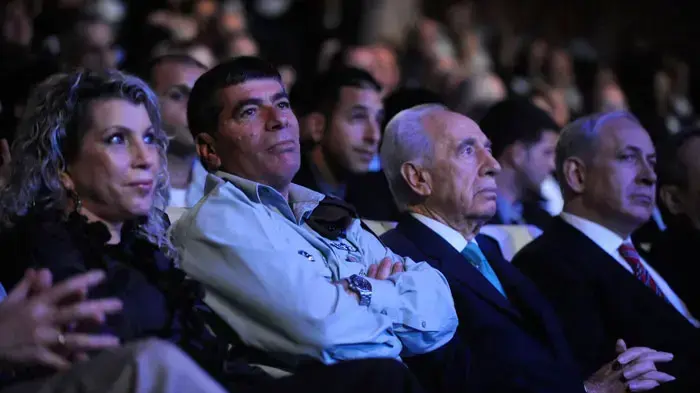 נשיא המדינה שמעון פרס בערב הפרידה מהרמטכ"ל גבי אשכנזי, פברואר 2011 נשיא המדינה שמעון פרס בערב הפרידה מהרמטכ"ל גבי אשכנזי, פברואר 2011