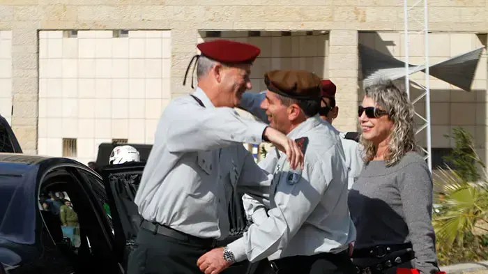 הרמטכ"ל היוצא גבי אשכנזי והרמטכ"ל הנכנס בני גנץ, פברואר 2011