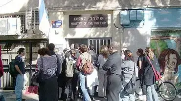 תור אנשים ליד משרדי משרד הפנים בתל אביב תור אנשים ליד משרדי משרד הפנים בתל אביב