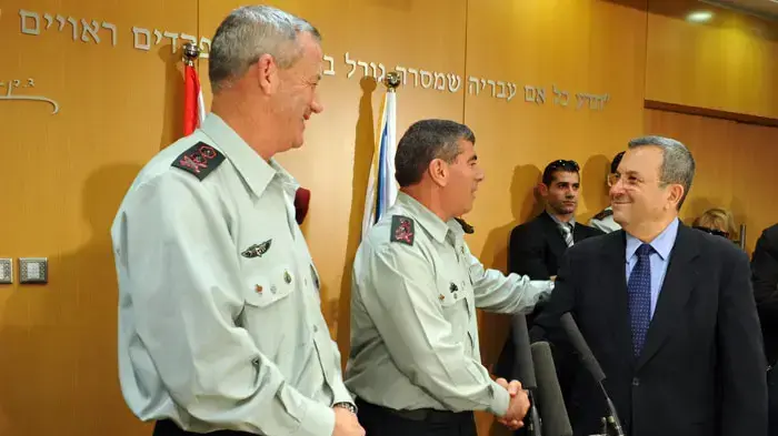 שר הביטחון, אהוד ברק, עם הרמטכ"ל היוצא, גבי אשכנזי, בפרואר 2011 שר הביטחון, אהוד ברק, עם הרמטכ"ל היוצא, גבי אשכנזי, בפרואר 2011