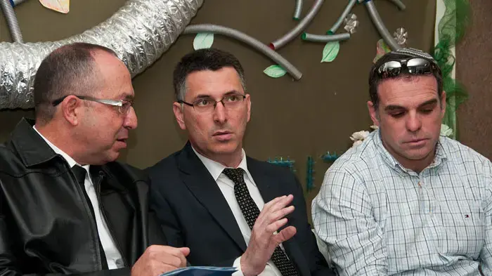 שר החינוך גדעון סער, ראש מועצת אפרת עודד רביבי ומנהל מחוז ירושלים במשרד החינוך מאיר שמעוני במהלך ביקור של שר החינוך באפרת, פברואר 2011 שר החינוך גדעון סער, ראש מועצת אפרת עודד רביבי ומנהל מחוז ירושלים במשרד החינוך מאיר שמעוני במהלך ביקור של שר החינוך באפרת, פברואר 2011