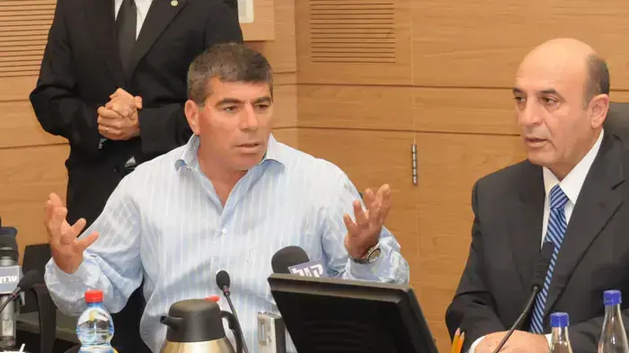 הרמטכ"ל לשעבר גבי אשכנזי נפרד מועדת חוץ וביטחון, פברואר 2011 הרמטכ"ל לשעבר גבי אשכנזי נפרד מועדת חוץ וביטחון, פברואר 2011
