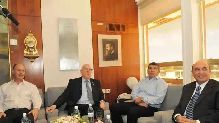 הרמטכ"ל לשעבר גבי אשכנזי נפרד מיושב ראש הכנסת רובי ריבלין, מצחי הנגבי ומראש ועדת חוץ וביטחון שאול מופז, פברואר 2011 הרמטכ"ל לשעבר גבי אשכנזי נפרד מיושב ראש הכנסת רובי ריבלין, מצחי הנגבי ומראש ועדת חוץ וביטחון שאול מופז, פברואר 2011