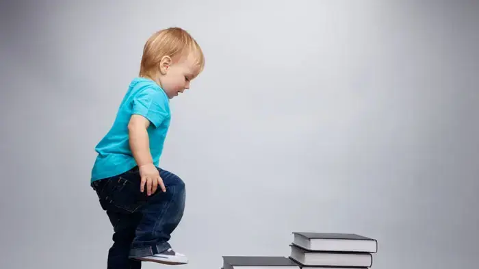 מזעזע: פעוט מתנהג בגסות אל ספרים מזעזע: פעוט מתנהג בגסות אל ספרים