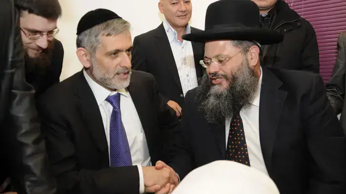 השר אלי ישי בהכנסת ספר תורה לזכר נופלי מלחמת לבנון השנייה, פברואר 2011 השר אלי ישי בהכנסת ספר תורה לזכר נופלי מלחמת לבנון השנייה, פברואר 2011