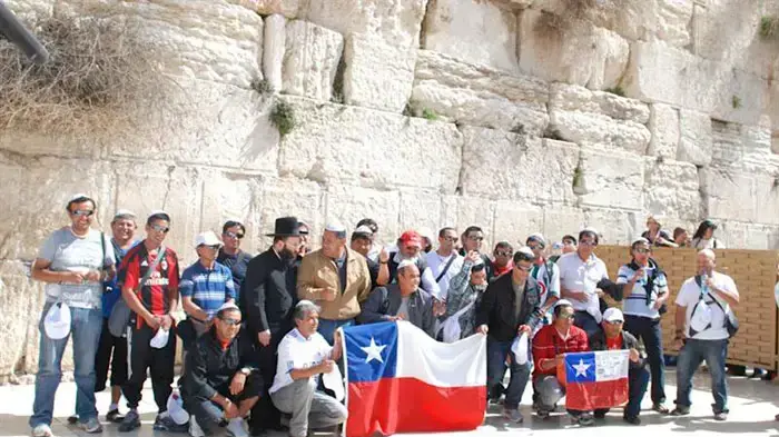 הכורים הצ'יליאנים בכותל, במהלך ביקורם בארץ, פברואר 2011