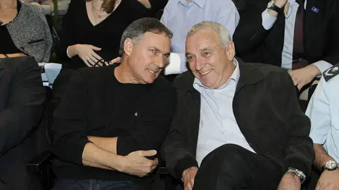 יצחק אהרונוביץ' ויוחנן דנינו במהלך ערב "חיים שכאלה" לכבוד יעקב טרנר, פברואר 2011 יצחק אהרונוביץ' ויוחנן דנינו במהלך ערב "חיים שכאלה" לכבוד יעקב טרנר, פברואר 2011