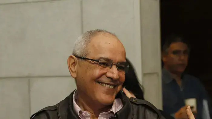 דן חלוץ במהלך ערב "חיים שכאלה" לכבוד יעקב טרנר, פברואר 2011 דן חלוץ במהלך ערב "חיים שכאלה" לכבוד יעקב טרנר, פברואר 2011