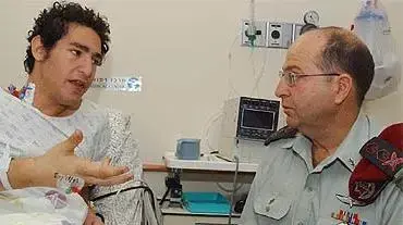 הרמטכל מבקר את גיל נעמתי בבית החולים הרמטכל מבקר את גיל נעמתי בבית החולים