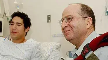 הרמטכל מבקר את גיל נעמתי בבית החולים הרמטכל מבקר את גיל נעמתי בבית החולים