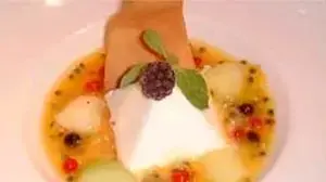 מרק טרופי ופרפרה קוקוס - מסעדת ארטישוק מרק טרופי ופרפרה קוקוס - מסעדת ארטישוק