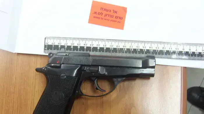 אקדח ששימש את לוסיאן תבל בניסיון לרצוח את אשתו, פברואר 2011 אקדח ששימש את לוסיאן תבל בניסיון לרצוח את אשתו, פברואר 2011
