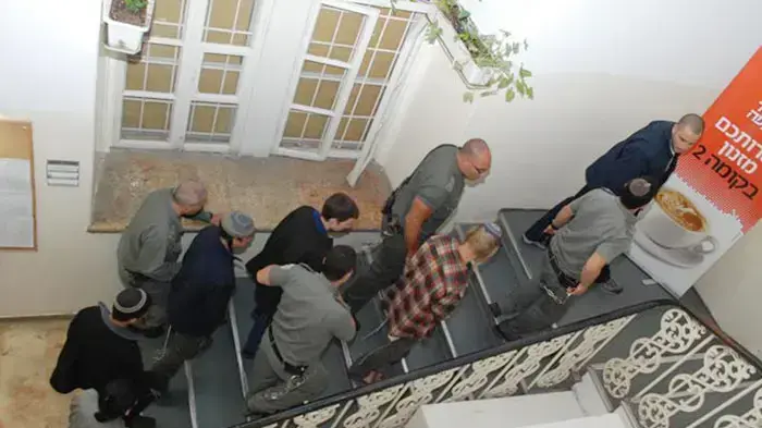 הארכת מעצר לפעילי ימין שהתפרעו וחסמו כבישים בירושלים במחאה על פינוי חוות גלעד, פברואר 2011 הארכת מעצר לפעילי ימין שהתפרעו וחסמו כבישים בירושלים במחאה על פינוי חוות גלעד, פברואר 2011