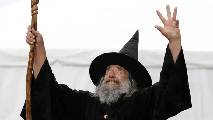 קוסם בקרייסטצ'רץ' אחרי רעידת האדמה קוסם בקרייסטצ'רץ' אחרי רעידת האדמה
