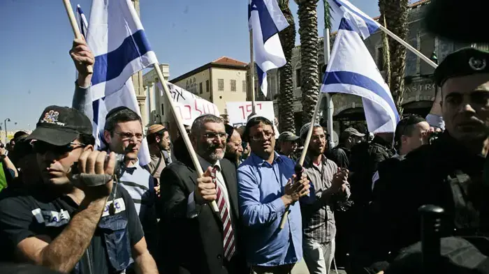 איתמר בן גביר ומיכאל בן ארי במהלך הפגנה וצעדה של פעילי ימין בשכונת עג'מי שביפו, מרץ 2011 איתמר בן גביר ומיכאל בן ארי במהלך הפגנה וצעדה של פעילי ימין בשכונת עג'מי שביפו, מרץ 2011