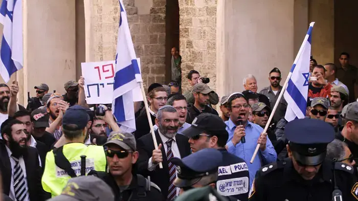 איתמר בן גביר ומיכאל בן ארי במהלך הפגנה וצעדה של פעילי ימין בשכונת עג'מי שביפו, מרץ 2011 איתמר בן גביר ומיכאל בן ארי במהלך הפגנה וצעדה של פעילי ימין בשכונת עג'מי שביפו, מרץ 2011