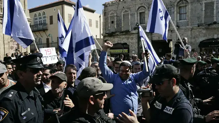 איתמר בן גביר במהלך הפגנה וצעדה של פעילי ימין בשכונת עג'מי שביפו, מרץ 2011 איתמר בן גביר במהלך הפגנה וצעדה של פעילי ימין בשכונת עג'מי שביפו, מרץ 2011