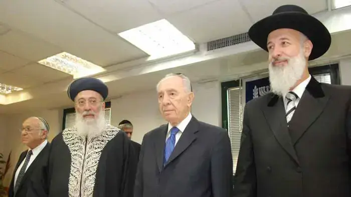 נשיא המדינה שמעון פרס, הרב יונה מצגר והרב שלמה עמאר בטקס השבעת דיינים, מרץ 2011 נשיא המדינה שמעון פרס, הרב יונה מצגר והרב שלמה עמאר בטקס השבעת דיינים, מרץ 2011