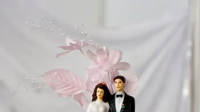 בובות חתן וכלה על עוגת חתונה בובות חתן וכלה על עוגת חתונה