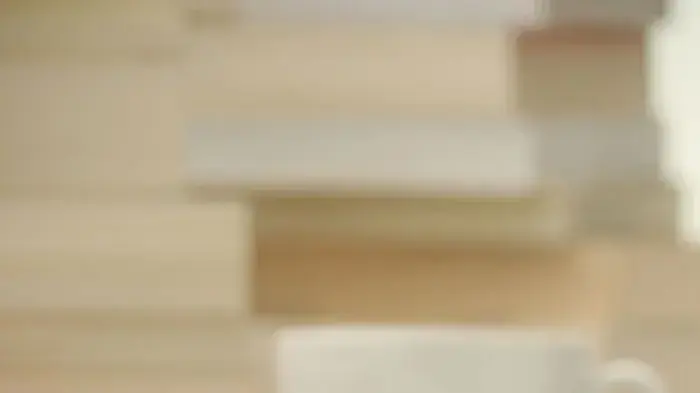 כוס קפה לצד ספר פתוח כוס קפה לצד ספר פתוח