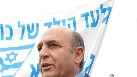 שאול מופז בביקור ראשי השדולה למען גלעד שליט ונציגי ועדת חוץ וביטחון בכלא הביטחוני, כלא עופר, מרץ 2011 שאול מופז בביקור ראשי השדולה למען גלעד שליט ונציגי ועדת חוץ וביטחון בכלא הביטחוני, כלא עופר, מרץ 2011