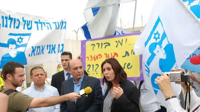 שאול מופז, מירי רגב ואיתן כבל בביקור ראשי השדולה למען גלעד שליט ונציגי ועדת חוץ וביטחון בכלא הביטחוני, כלא עופר, מרץ 2011 שאול מופז, מירי רגב ואיתן כבל בביקור ראשי השדולה למען גלעד שליט ונציגי ועדת חוץ וביטחון בכלא הביטחוני, כלא עופר, מרץ 2011