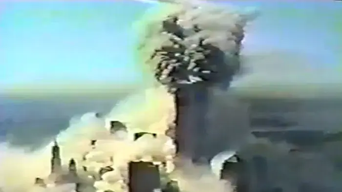 קריסת מגדלי התאומים במנהטן ממעוף מסוק משטרתי, מתוך סרטון חדש שהועלה לרשת קריסת מגדלי התאומים במנהטן ממעוף מסוק משטרתי, מתוך סרטון חדש שהועלה לרשת
