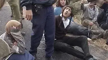מתנחלים מתפוח לאחר שנעצרו על ידי חיילי צהל ( צילום ישע ניוז ) מתנחלים מתפוח לאחר שנעצרו על ידי חיילי צהל ( צילום ישע ניוז )