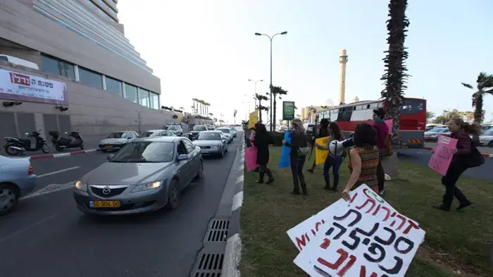 הפגנה של עובדים סוציאלים מול מלון דייויד אינטרקונטיננטל שם נמצא שר האוצר יובל שטייניץ, מרץ 2011 הפגנה של עובדים סוציאלים מול מלון דייויד אינטרקונטיננטל שם נמצא שר האוצר יובל שטייניץ, מרץ 2011