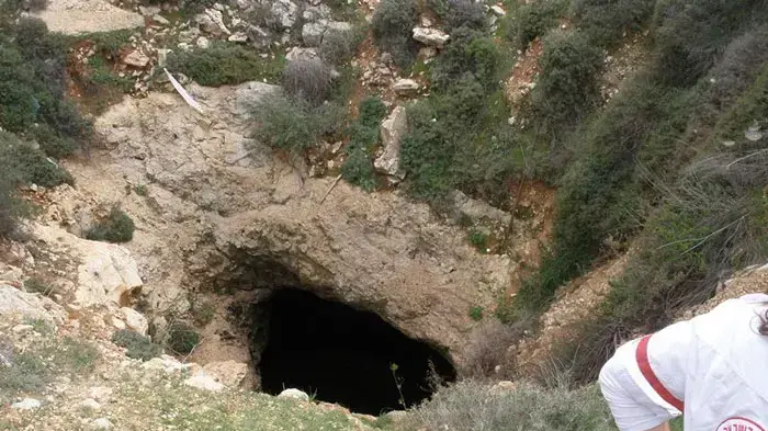 חילוץ צעיר בן 15 שנפל לבור באזור התעשייה עטרות, מרץ 2011 חילוץ צעיר בן 15 שנפל לבור באזור התעשייה עטרות, מרץ 2011