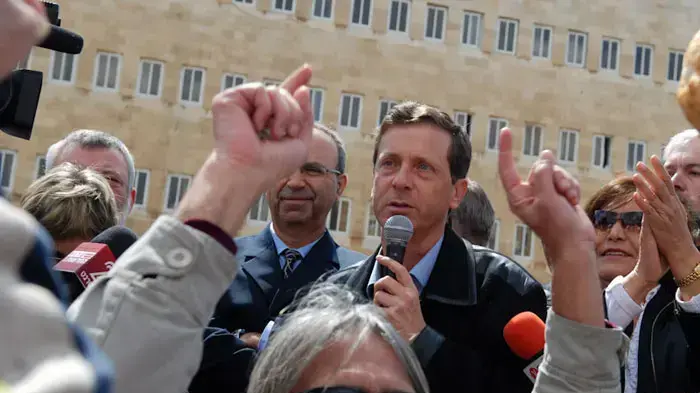 יצחק (בוז'י) הרצוג בהפגנת ענק של העובדים הסוציאליים מול משרד האוצר בירושלים, מרץ 2011 יצחק (בוז'י) הרצוג בהפגנת ענק של העובדים הסוציאליים מול משרד האוצר בירושלים, מרץ 2011