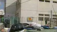 מצבור זבל ליד שערי בית ספר במהלך השביתה מצבור זבל ליד שערי בית ספר במהלך השביתה