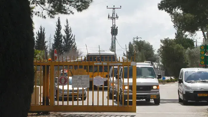 משפחה וחברים של משפחת פוגל שנרצחה באיתמר יוצאים מנווה צוף ללוויה בירושלים, מרץ 2011 משפחה וחברים של משפחת פוגל שנרצחה באיתמר יוצאים מנווה צוף ללוויה בירושלים, מרץ 2011
