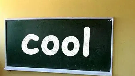 לוח עם כיתוב COOL ( אילוסטרציה )