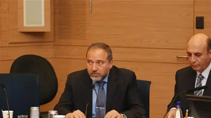 שר החוץ אביגדור ליברמן בכניסה לועדת חוץ וביטחון, מרץ 2011 שר החוץ אביגדור ליברמן בכניסה לועדת חוץ וביטחון, מרץ 2011